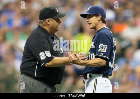 15. August 2015: Craig Counsell #30, Manager der Milwaukee Brewers, wird während des Major League Baseballspiels zwischen den Milwaukee Brewers und den Philadelphia Phillies im Miller Park in Milwaukee, WI, ausgeworfen. John Fisher/CSM(Bild: © John Fisher/Cal Sport Media/ZUMAPRESS.com) Stockfoto