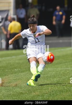 16. August 2015 – Pittsburgh, Pennsylvania, USA – US-amerikanischer Verteidiger Alex Krieger (11) startet den Ball ins Spiel. Das Team USA beginnt seine 10-Spiele-Victory Tour gegen den anderen WM-Kandidaten Costa Rica im Heinz Field in Pittsburgh. (Kreditbild: © Brian Kunst Via ZUMA Wire) Stockfoto