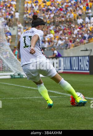 16. August 2015: Pittsburgh, Pennsylvania, USA – US-amerikanischer Verteidiger Alex Krieger (11), der während des Spiels den Ball kickt. Das Team USA beginnt seine 10-Spiele-Victory Tour gegen den anderen WM-Kandidaten Costa Rica im Heinz Field in Pittsburgh. (Kreditbild: © Brian Kunst Via ZUMA Wire) Stockfoto