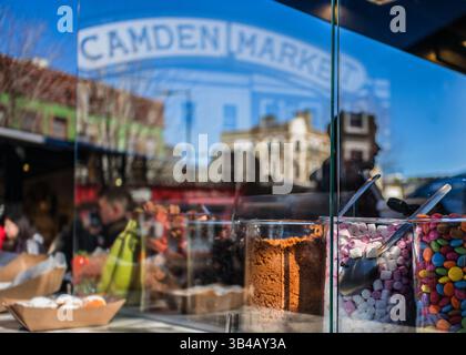 Reflexionen im Camden-Schaufenster Stockfoto