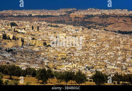 Panoramablick auf das dicht besiedelte Fes oder Fes im Norden Marokkos, heute eine regionale Hauptstadt, einst aber eine kaiserliche Stadt. Es hat wohl die beste maurische Architektur des Landes, die älteste Universität und Gerberei der Welt und einen Ruf als die spirituelle und kulturelle Hauptstadt Marokkos. Stockfoto