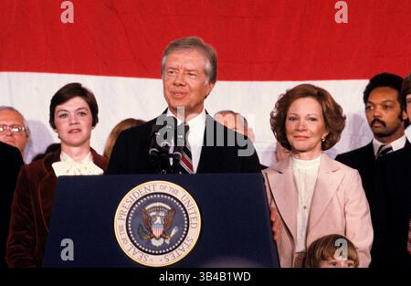 4. November 1980: Washington, District of Columbia, Vereinigte Staaten von Amerika - US-Präsident Jimmy Carter macht eine Rede, in der er die Wahl des Republikaners Ronald Reagan am 4. November 1980 im Sheraton Washington Hotel in Washington DC gesteht. First Lady Rosalynn Carter und Reverend Jesse Jackson sind rechts zu sehen. Credit: Benjamin E. ''Gene'' Forte / CNP (Credit Image: © Benjamin E. ''Gene'' Forte/CNP via ZUMA Wire) Stockfoto