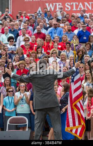 29. August 2015 - Columbia, SC, Vereinigte Staaten von Amerika - ehemaliger Gouverneur von Texas Rick Perry, Ansprache auf einer Versammlung evangelikaler Christen während der Kundgebung "stehen mit Gott" am 29. August 2015 in Columbia, SC. Tausende von konservativen Christen versammelten sich im State House, um sich gegen die homosexuelle Ehe zu versammeln und den Präsidentschaftskandidaten der GOP, Rick Perry und Senator Ted Cruz zu lauschen. (Bild: © Richard Ellis Via ZUMA Wire) Stockfoto