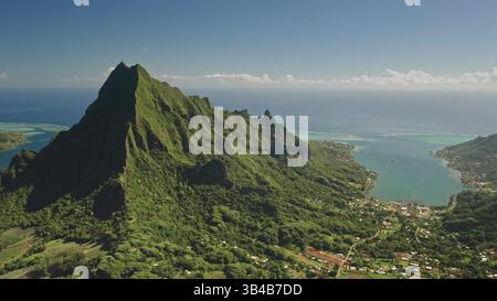 Die Drohne fängt die atemberaubende vulkanische Berglandschaft der tropischen Insel Moorea von oben mit üppiger Vegetation, ruhigen Buchten und dem riesigen pazifik ein. Aus der Vogelperspektive wunderschöne wilde Naturszene Stockfoto