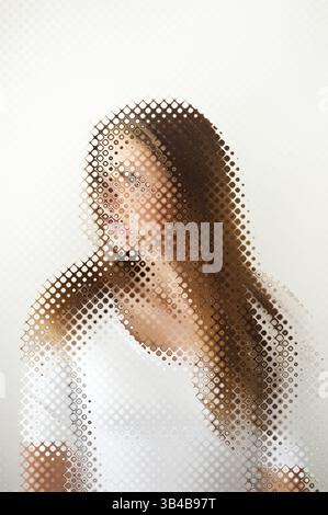 Junge Brünette Frau defragmentiert Stockfoto