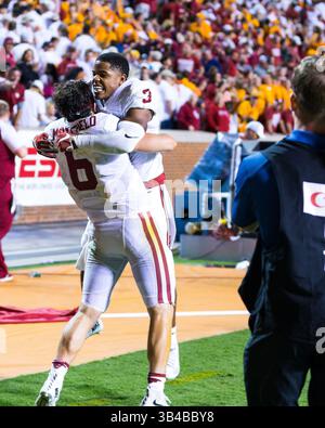 12. September 2015: Baker Mayfield #6 und Sterling Shepard #3 der Oklahoma Sooners feiern nach dem NCAA Football-Spiel zwischen den Freiwilligen der University of Tennessee und den Oklahoma Sooners im Neyland Stadium in Knoxville, TN Tim Gangloff/CSM (Credit Image: © Fotograf:Tim Gangloff/CSM via ZUMA Wire) Stockfoto