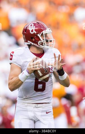 12. September 2015: Baker Mayfield #6 der Oklahoma Sooners wirft den Ball während des NCAA Football-Spiels zwischen den Freiwilligen der University of Tennessee und den Oklahoma Sooners im Neyland Stadium in Knoxville, TN Tim Gangloff/CSM (Credit Image: © Fotograf:Tim Gangloff/CSM via ZUMA Wire) Stockfoto