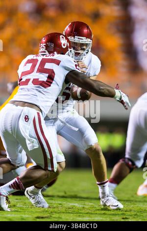 12. September 2015: Baker Mayfield #6 übergibt den Ball an Joe Mixon #25 der Oklahoma Soonerswährend des NCAA Football Spiels zwischen den Freiwilligen der Universität von Tennessee und den Oklahoma Sooners im Neyland Stadium in Knoxville, TN Tim Gangloff/CSM (Credit Image: © Fotograf:Tim Gangloff/CSM via ZUMA Wire) Stockfoto