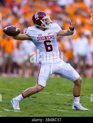 12. September 2015: Baker Mayfield #6 der Oklahoma Sooners bereitet sich darauf vor, den Ball während des NCAA Football-Spiels zwischen den Freiwilligen der University of Tennessee und den Oklahoma Sooners im Neyland Stadium in Knoxville, TN Tim Gangloff/CSM (Credit Image: © Fotograf:Tim Gangloff/CSM via ZUMA Wire) zu werfen. Stockfoto