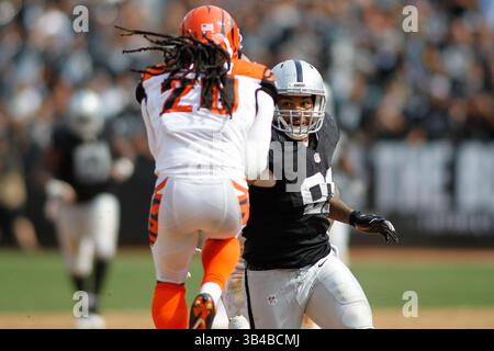 September 2015; Oakland, CA, USA; Oakland Raiders Tight End Mychal Rivera (81) bekämpft Cincinnati Bengals Free Safety Reggie Nelson (20) während des NFL-Spiels im O.Co Coliseum. Die Cincinnati Bengals besiegten die Oakland Raiders mit 33:13. Foto: Stan Szeto/CSM (Foto: © Stan Szeto/CSM via ZUMA Wire) Stockfoto