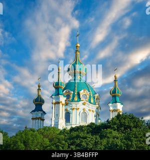 Die goldenen Kuppeln der Kirche St. Andreas in Kiew vor dem dramatischen Himmel in Kiew. Die Hauptstadt der Ukraine - Kiew. Stockfoto