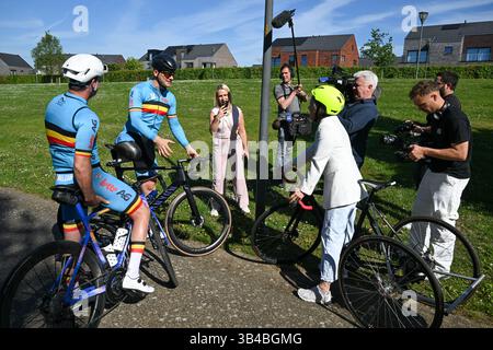 Ronse, Belgien. April 2025 30. Der flämische Minister Annick de Ridder und der belgische Ewoud Vromant haben sich am Mittwoch, den 30. April 2025, in einem Medienmoment über die Para-Radsport-Weltmeisterschaft in Ronse (28.-31/08) gezeigt. Vom 28. Bis 31. August 2025 finden in Ronse die Para-Cycling-Weltmeisterschaften statt. 450 Athleten aus mehr als 50 Ländern werden mit ihrer Umgebung in die flämischen Ardennen zu einer einzigartigen Weltmeisterschaft kommen. BELGA FOTO LUC CLAESSEN Credit: Belga Nachrichtenagentur/Alamy Live News Stockfoto