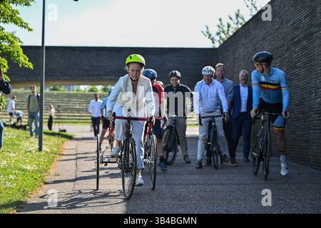 Ronse, Belgien. April 2025 30. Der flämische Minister Annick de Ridder und der belgische Ewoud Vromant haben sich am Mittwoch, den 30. April 2025, in einem Medienmoment über die Para-Radsport-Weltmeisterschaft in Ronse (28.-31/08) gezeigt. Vom 28. Bis 31. August 2025 finden in Ronse die Para-Cycling-Weltmeisterschaften statt. 450 Athleten aus mehr als 50 Ländern werden mit ihrer Umgebung in die flämischen Ardennen zu einer einzigartigen Weltmeisterschaft kommen. BELGA FOTO LUC CLAESSEN Credit: Belga Nachrichtenagentur/Alamy Live News Stockfoto