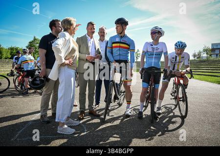Ronse, Belgien. April 2025 30. Der flämische Minister Annick de Ridder, der Bürgermeister von Ronse Ignace Michaux und der Belgier Ewoud Vromant haben sich am Mittwoch, den 30. April 2025, in einem Medienmoment über die Para-Radsport-Weltmeisterschaft in Ronse (28.-31/08) gezeigt. Vom 28. Bis 31. August 2025 finden in Ronse die Para-Cycling-Weltmeisterschaften statt. 450 Athleten aus mehr als 50 Ländern werden mit ihrer Umgebung in die flämischen Ardennen zu einer einzigartigen Weltmeisterschaft kommen. BELGA FOTO LUC CLAESSEN Credit: Belga Nachrichtenagentur/Alamy Live News Stockfoto