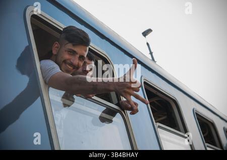14. September 2015 - Flüchtlinge posieren für Fotos, als sie erfolgreich in den Zug einsteigen, der sie nach Österreich bringt - ungarische Behörden beförderten die Flüchtlinge von der Ungarisch-serbischen Grenze nach Österreich, als sie die Grenze zu Serbien innerhalb der nächsten Stunden schließen wollten. 14. September 2015. (Kreditbild: © Geovien so via ZUMA Wire) Stockfoto