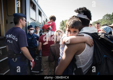 14. September 2015: Flüchtlinge sahen, wie sie in den Zug stürzten, der sie in Richtung Österreich bringen wird. - Die ungarischen Behörden waren auf Züge angewiesen, um Flüchtlinge von der Ungarisch-serbischen Grenze nach Österreich zu transportieren, da sie die Grenze zu Serbien innerhalb der nächsten Stunden schließen wollten. 14. September 2015. (Kreditbild: © Geovien so via ZUMA Wire) Stockfoto