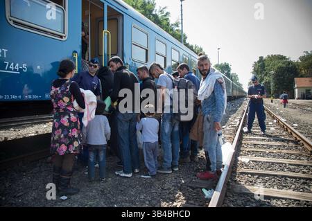 14. September 2015: Flüchtlinge, die sich an Bord des von der ungarischen Behörde zur Verfügung gestellten Zuges nach Österreich aufhalten. - Die ungarischen Behörden waren auf Züge angewiesen, um Flüchtlinge von der Ungarisch-serbischen Grenze nach Österreich zu transportieren, da sie die Grenze zu Serbien innerhalb der nächsten Stunden schließen wollten. 14. September 2015. (Kreditbild: © Geovien so via ZUMA Wire) Stockfoto