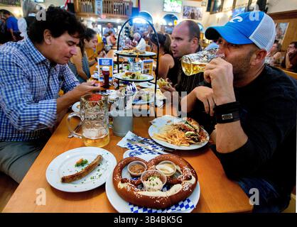 14. September 2015 - St. Petersburg, Florida, USA - CHERIE DIEZ | Times.Immobilienmakler, von links, Jay Adams aus Orlando, Dennis Lane aus Pinellas Park und Paul Cooper aus Sarasota planten im Vorfeld ein Mittagessen am Eröffnungstag des Hofbrauhauses St. Petersburg, 15. September 2015 im historischen Tramor Cafeteria-Gebäude in der 123 4th Street South, St. Petersburg. (Bild: © Cherie Diez/Tampa Bay Times via ZUMA Wire) Stockfoto