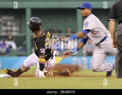15. September 2015 - Pittsburgh, PA, USA - Andrew McCutchen, links, stiehlt die zweite Basis vor dem Shortstop Starlin Castro der Chicago Cubs während des ersten Inning im zweiten Spiel eines Doppelspiels im PNC Park in Pittsburgh am Dienstag, den 15. September 2015. (Bild: © Nuccio Dinuzzo/TNS via ZUMA Wire) Stockfoto