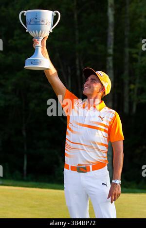 September 2015; Norton, MA, USA; Rickie Fowler posiert mit der Wedgewood-Trophäe, nachdem er die Deutsche Bank Championship im TPC Boston gewonnen hat. Anthony Nesmith/Cal Sport Media (Kreditbild: © Anthony Nesmith/CSM via ZUMA Wire) Stockfoto