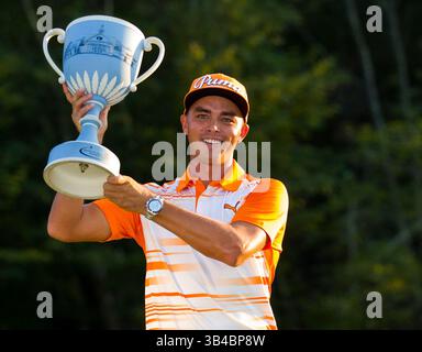 7. September 2015; Norton, MA, USA – RICKIE FOWLER posiert mit der Wedgewood-Trophäe, nachdem er die Deutsche Bank Championship im TPC Boston gewonnen hat. (Foto: © Anthony Nesmith/CSM via ZUMA Wire) Stockfoto