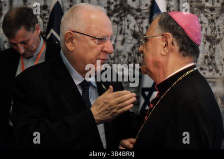16. September 2015 – Jerusalem, Israel – Präsident des Staates Israel, REUVEN RIVLIN (L), spricht mit dem lateinischen Patriarchen von Jerusalem, Erzbischof FOUAD TWAL (R) in der Residenz des Präsidenten. Der Präsident war Gastgeber einer Gastdelegation des Rates der Bischofskonferenzen Europas, Consilium Conferentiarum Episcoporum Europae, MOEL. (Bild: © Nir Alon via ZUMA Wire) Stockfoto