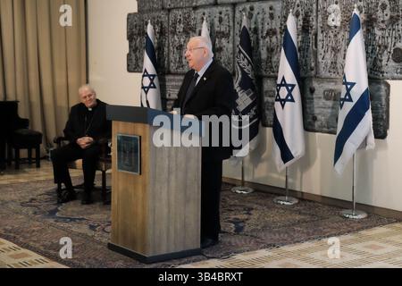 16. September 2015 - Jerusalem, Israel - Präsident des Staates Israel, REUVEN RIVLIN (R), spricht in seiner Residenz eine Delegation des Rates der Bischofskonferenzen Europas, Consilium Conferentiarum Episcoporum Europae, CEE, unter Leitung des Präsidenten des rates, Kardinal PETER ERDO (Bild: © Nir Alon Via ZUMA Wire) Stockfoto