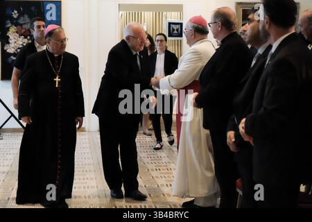16. September 2015 - Jerusalem, Israel - Präsident des Staates Israel, REUVEN RIVLIN, begrüßt eine Delegation des Rates der Bischofskonferenzen Europas, Consilium Conferentiarum Episcoporum Europae, MOEL, unter der Leitung von Kardinal Peter Erdo, in der Residenz des Präsidenten. (Bild: © Nir Alon via ZUMA Wire) Stockfoto