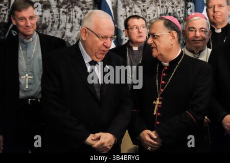 16. September 2015 – Jerusalem, Israel – Präsident des Staates Israel, REUVEN RIVLIN (L), spricht mit dem lateinischen Patriarchen von Jerusalem, Erzbischof FOUAD TWAL (R) in der Residenz des Präsidenten. Der Präsident war Gastgeber einer Gastdelegation des Rates der Bischofskonferenzen Europas, Consilium Conferentiarum Episcoporum Europae, MOEL. (Bild: © Nir Alon via ZUMA Wire) Stockfoto