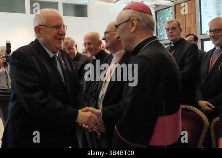 16. September 2015 - Jerusalem, Israel - Präsident des Staates Israel, REUVEN RIVLIN (L), begrüßt eine Delegation des Rates der Bischofskonferenzen Europas, Consilium Conferentiarum Episcoporum Europae, CEE, unter der Leitung von Kardinal Peter Erdo, in der Residenz des Präsidenten. (Bild: © Nir Alon via ZUMA Wire) Stockfoto
