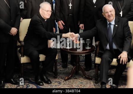 16. September 2015 - Jerusalem, Israel - Präsident des Staates Israel, REUVEN RIVLIN (R), schüttelt nach seiner Rede vor einer Gastdelegation der MOEL die Hand mit Kardinal PETER ERDO (L), Präsident des Rates der Bischofskonferenzen Europas, Consilium Conferentiarum Episcoporum Europae. (Bild: © Nir Alon via ZUMA Wire) Stockfoto