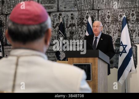 16. September 2015 - Jerusalem, Israel - Präsident des Staates Israel, REUVEN RIVLIN, spricht in seiner Residenz eine Delegation des Rates der Bischofskonferenzen Europas, Consilium Conferentiarum Episcoporum Europae, CCEE, unter Leitung des Präsidenten des rates, Kardinal Peter Erdo. (Bild: © Nir Alon via ZUMA Wire) Stockfoto