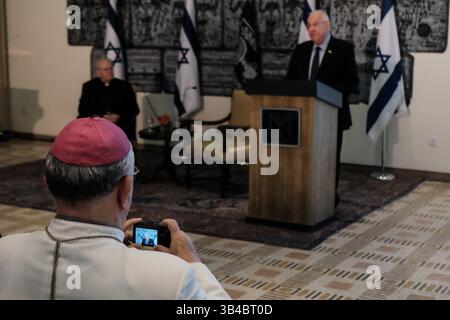 16. September 2015 - Jerusalem, Israel - Präsident des Staates Israel, REUVEN RIVLIN (R), spricht in seiner Residenz eine Delegation des Rates der Bischofskonferenzen Europas, Consilium Conferentiarum Episcoporum Europae, CEE, unter Leitung des Präsidenten des rates, Kardinal PETER ERDO (Bild: © Nir Alon Via ZUMA Wire) Stockfoto