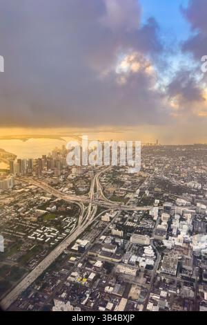 Aus der Vogelperspektive eines farbenfrohen Sonnenaufgangs über der Stadt Miami, Florida. Der Autobahndreieck der Interstate I 95 und I 395 befindet sich im Zentrum des Hochfrequenzzentrums Stockfoto