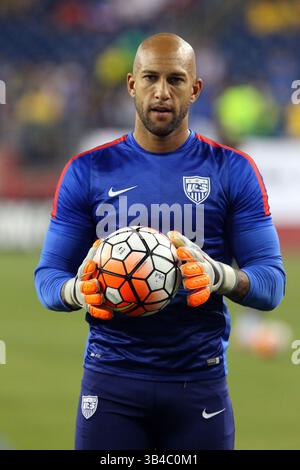 September 2015; Foxborough, MA, USA; US-Torhüter Tim Howard (12) wärmt sich vor dem internationalen Freundschaftsspiel Brasilien und USA im Gillette Stadium auf. Brasilien besiegte die USA mit 4:1. Anthony Nesmith/Cal Sport Media (Kreditbild: © Anthony Nesmith/CSM via ZUMA Wire) Stockfoto