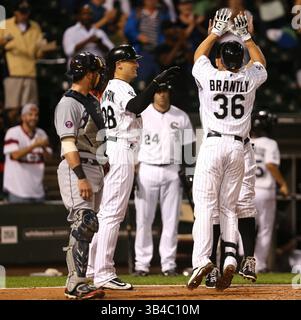 8. September 2015 - Chicago, IL, USA - Rob Brantly (36) der Chicago White Sox wird von den Teamkollegen Trayce Thompson (28) und Avisail Garcia (hinter Brantly) gratuliert, nachdem Brantly am Dienstag, 8. September 2015, im zweiten Inning gegen die Cleveland Indians einen dreistufigen Homerun im U.S. Cellular Field in Chicago getroffen hat. (Bild: © Chris Sweda/TNS via ZUMA Wire) Stockfoto