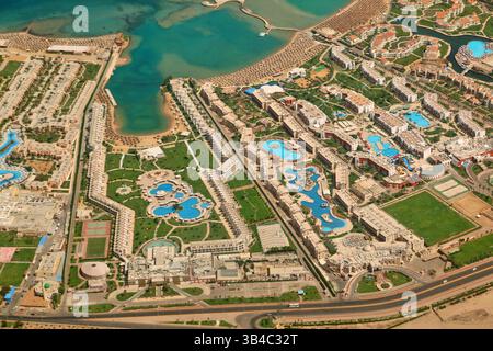 Blick aus der Vogelperspektive auf den Luxus-Resort-Komplex und die Strände an der Roten Meer-Küste in Hurghada, Ägypten Stockfoto