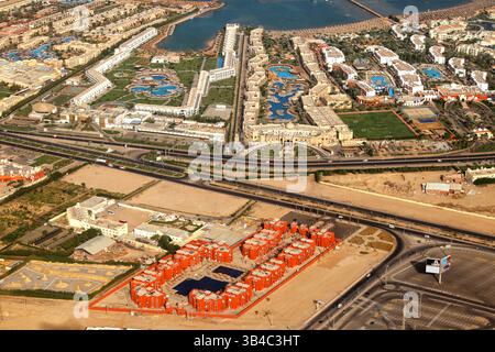 Blick aus der Vogelperspektive auf den Luxus-Resort-Komplex und die Strände an der Roten Meer-Küste in Hurghada, Ägypten Stockfoto
