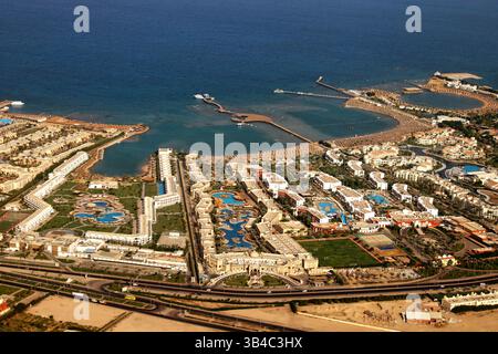 Blick aus der Vogelperspektive auf den Luxus-Resort-Komplex und die Strände an der Roten Meer-Küste in Hurghada, Ägypten Stockfoto