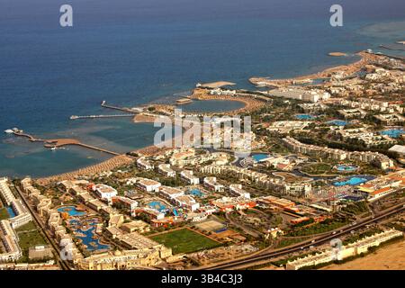 Blick aus der Vogelperspektive auf den Luxus-Resort-Komplex und die Strände an der Roten Meer-Küste in Hurghada, Ägypten Stockfoto