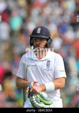CARDIFF, WALES - 10. JULI: Ian Bell aus England wird am 3. Tag des 1. Investec Ashes Test Matches zwischen England und Australien im SWALEC Stadium am 10. Juli 2015 in Cardiff entlassen. (Foto: Mitchell Gunn/ESPA)(Foto: © ESPA Photo Agency/Cal Sport Media/ZUMAPRESS.com) Stockfoto