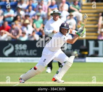 CARDIFF, WALES - 10. JULI: Ian Bell aus England trifft den Ball für vier Runs am 3. Tag des 1. Investec Ashes Test Matches zwischen England und Australien am 10. Juli 2015 im SWALEC Stadium in Cardiff, Großbritannien. (Foto: Mitchell Gunn/ESPA) *** Lokale Bildunterschrift ***Ian Bell(Kreditbild: © ESPA Photo Agency/Cal Sport Media/ZUMAPRESS.com) Stockfoto