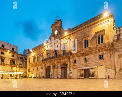 Palazzo del Municipio - Rathaus Ostuni, Piazza della Liberta, Apulien, Apulien, Italien Stockfoto