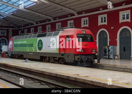 Lissabon, Portugal, Bahnhof Santa Apolonia, 4. Dezember 2024 Siemens CP-Klasse 5600, betrieben von CP - Comboios de Portugal, Portugiesische Eisenbahn 5617-4 Stockfoto