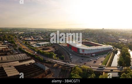 ROTHERHAM, GROSSBRITANNIEN - 29. APRIL 2025. Panoramablick auf die Skyline der Stadt Rotherham bei Sonnenuntergang mit Straßen- und Bahnverbindungen rund um das New York Stadium, Heimstadion von Stockfoto