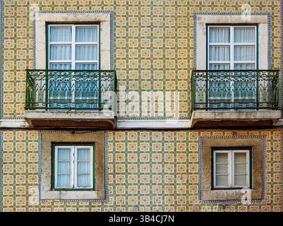 Azulejo-Fassade in einem Haus in der portugiesischen Hauptstadt Lissabon. Traditionelle Architektur der Fassaden mit Keramikfliesen bedeckt. Stockfoto