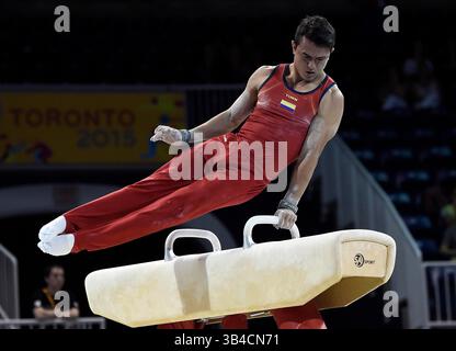 Juli 2015 – Toronto, Ontario, Kolumbien – 13. Juli 2015; Toronto, Ontario, CAN; Jossimar Calvo Moreno aus Kolumbien tritt auf dem Pommel Horse im Gymnastik-Finale der Männer während der Pan am Games 2015 im Toronto Coliseum an. Obligatorische Gutschrift: Eric Bolte-USA TODAY Sports (Bild: © El Tiempo/GDA via ZUMA Press) Stockfoto
