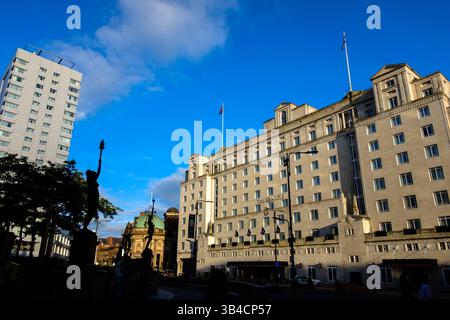 Leeds England: 3. Juni 2024: Das historische Hotel Leeds The Queens präsentiert Architektur und Design in einer pulsierenden Stadtkulisse Stockfoto