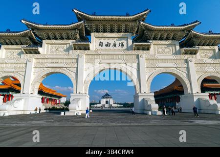 Liberty Arch ist der Haupteingang zum Chiang Kai-shek Memorial Hall Komplex, der auch das Nationaltheater und die nationale Konzerthalle umfasst. Taipeh, Stockfoto