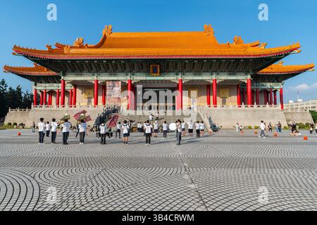 Die Schuljugendlichen vor der National Concert Hall im Chiang Kai-shek Memorial Hall Komplex umfassen auch das National Theater in Taipei, Taiwan. Stockfoto
